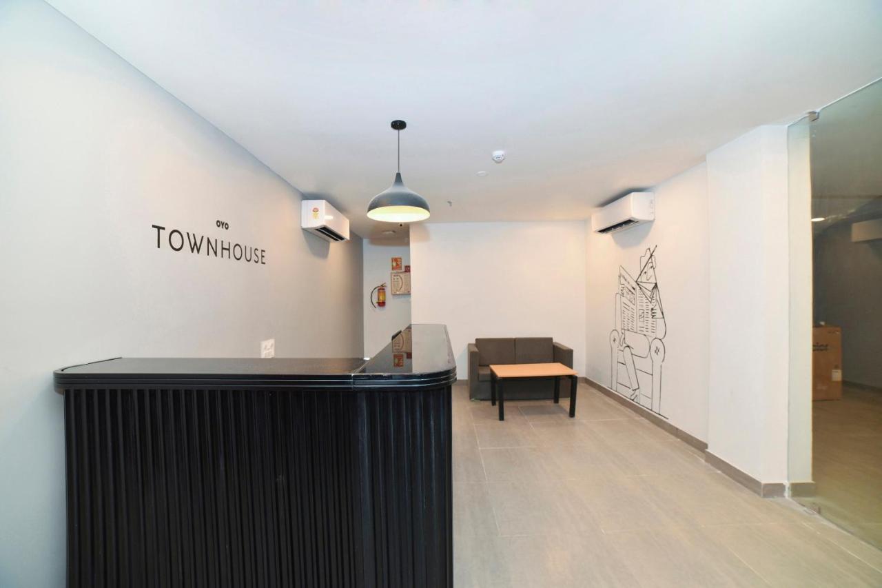 Vaccinated Staff- Oyo Townhouse 384 Nk Hotels Dispur Exterior photo